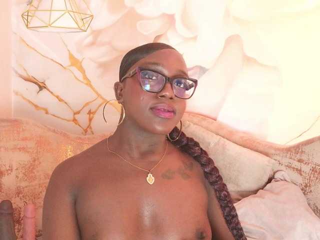 nylaroyale live cam on BongaCams