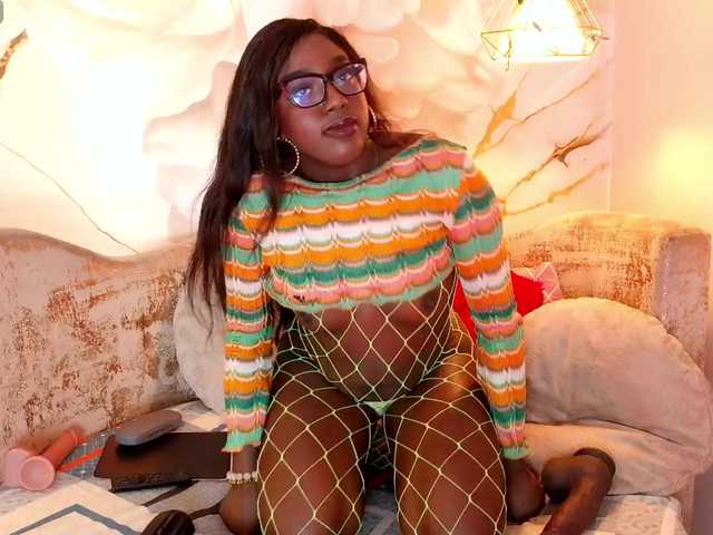 nylaroyale live cam on BongaCams