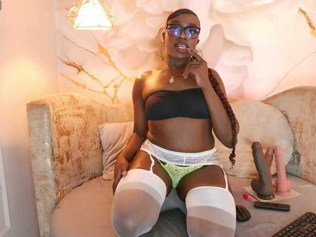 nylaroyale live cam on BongaCams
