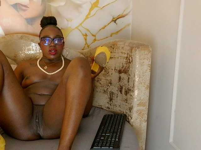 nylaroyale live cam on BongaCams