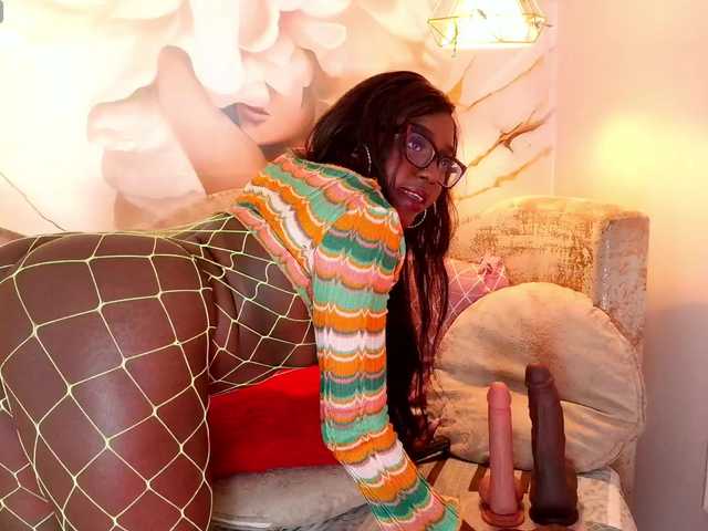 nylaroyale live cam on BongaCams
