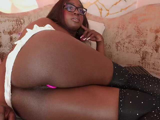 nylaroyale live cam on BongaCams