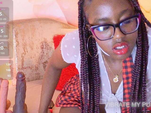 nylaroyale live cam on BongaCams