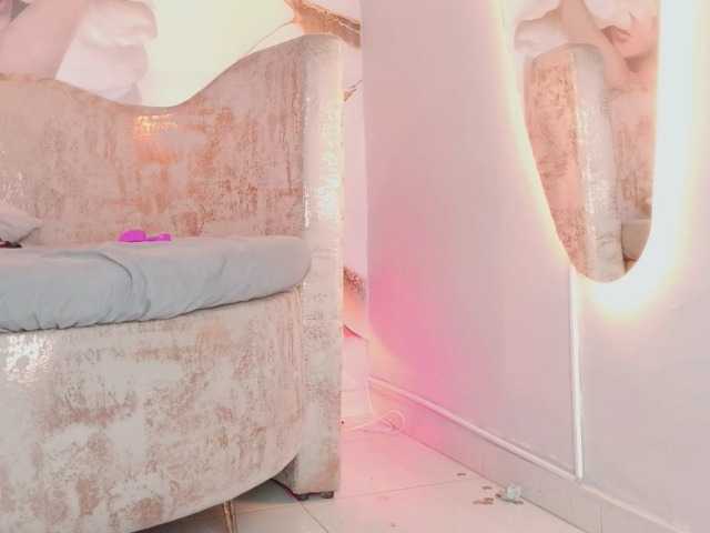 nylaroyale live cam on BongaCams