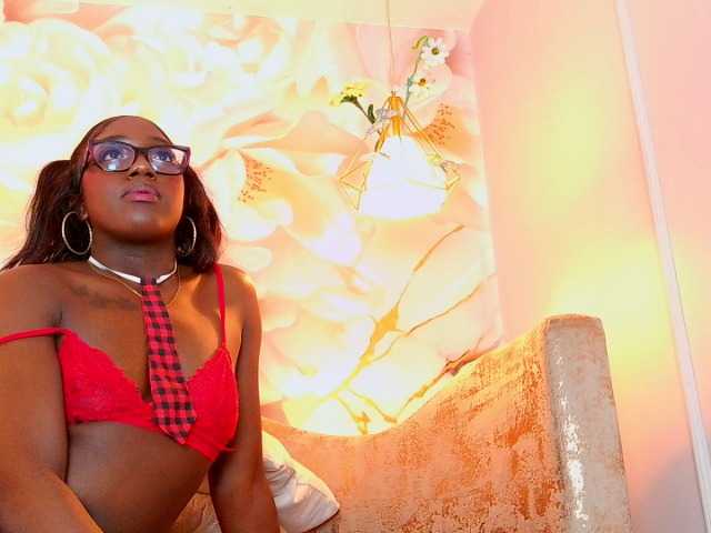 nylaroyale live cam on BongaCams