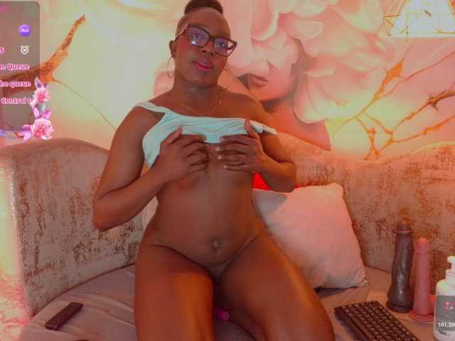 nylaroyale live cam on BongaCams