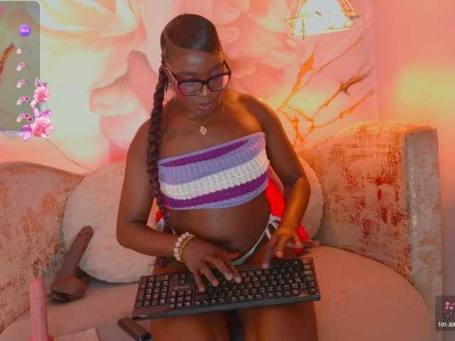 nylaroyale live cam on BongaCams