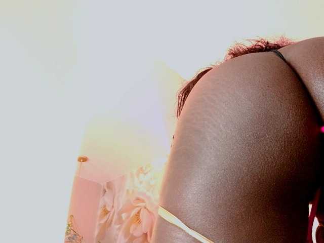 nylaroyale live cam on BongaCams