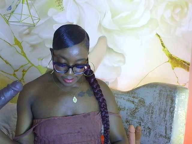 nylaroyale live cam on BongaCams