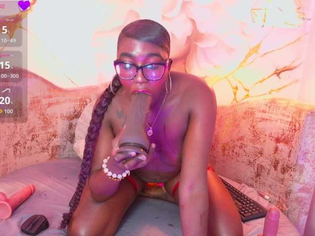 nylaroyale live cam on BongaCams