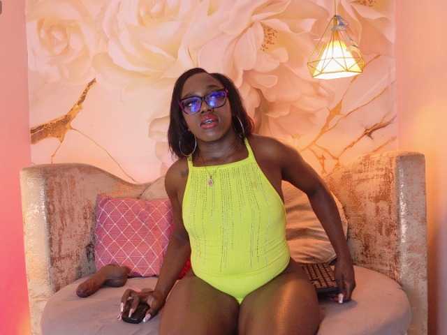 nylaroyale live cam on BongaCams