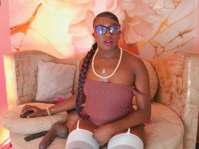 nylaroyale live cam on BongaCams