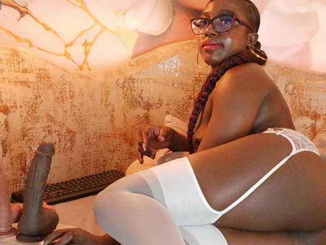 nylaroyale live cam on BongaCams