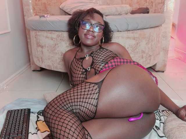 nylaroyale live cam on BongaCams