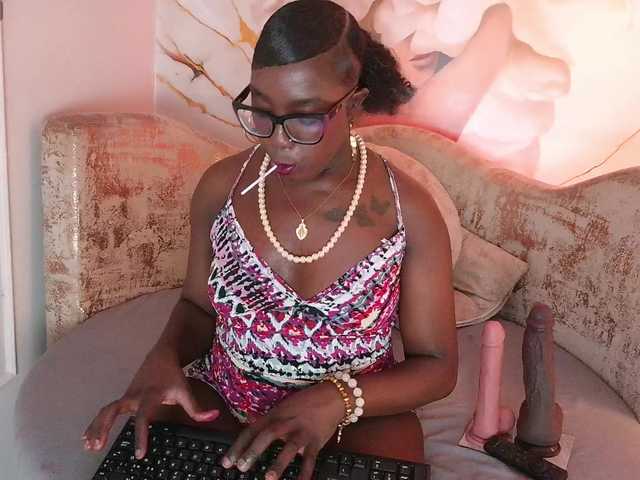 nylaroyale live cam on BongaCams