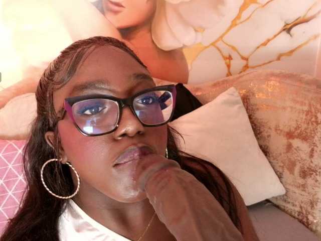 nylaroyale live cam on BongaCams