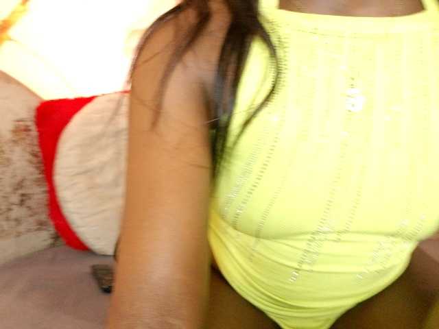 nylaroyale, en directo ahora en BongaCams