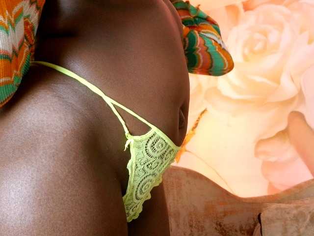 nylaroyale live cam on BongaCams