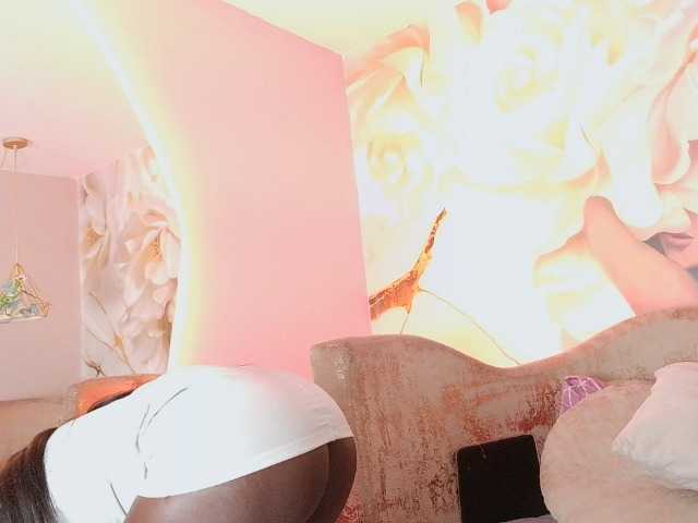 nylaroyale live cam on BongaCams