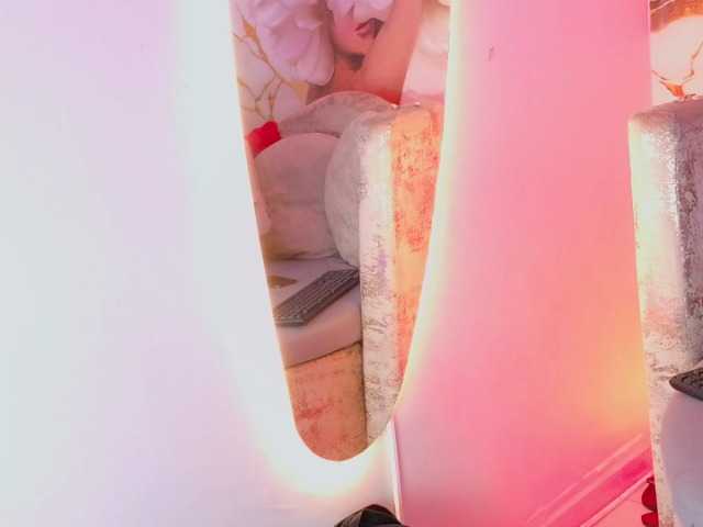 nylaroyale live cam on BongaCams