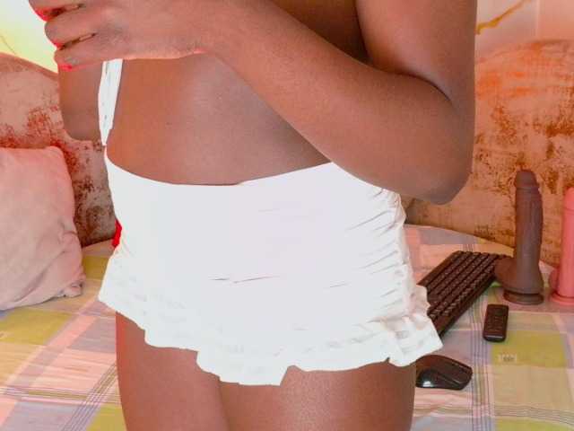 nylaroyale live cam on BongaCams