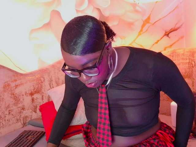 nylaroyale live cam on BongaCams