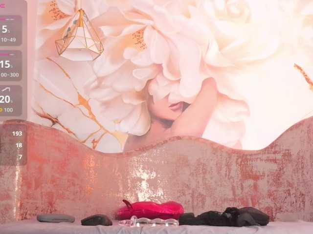 nylaroyale live cam on BongaCams