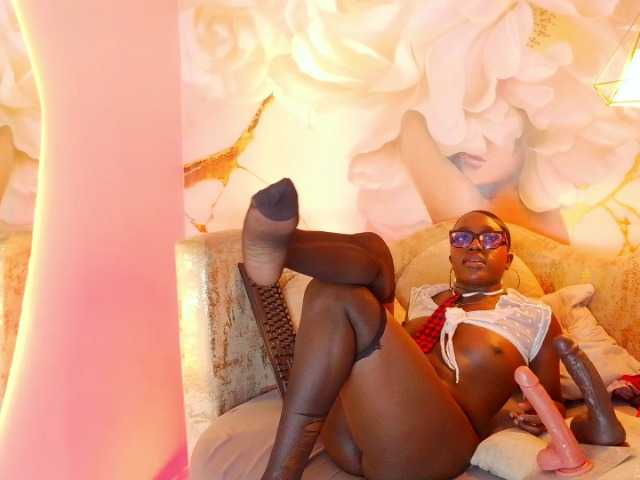 nylaroyale live cam on BongaCams