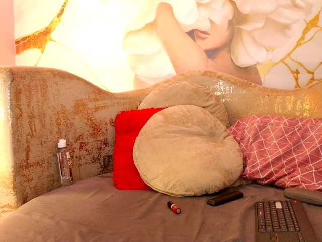nylaroyale live cam on BongaCams