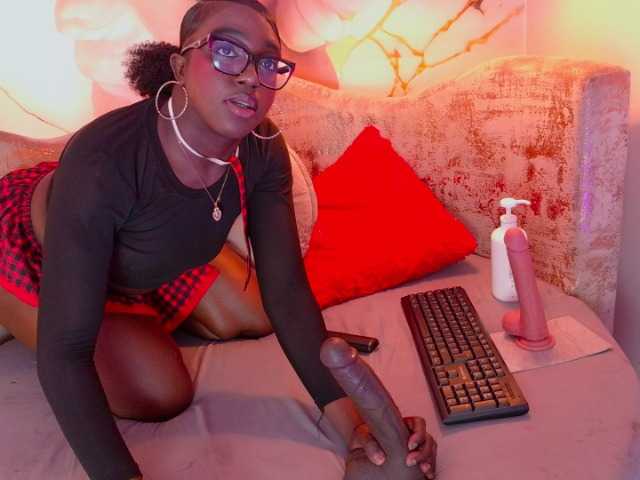 nylaroyale live cam on BongaCams