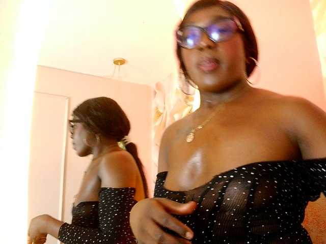 nylaroyale live cam on BongaCams