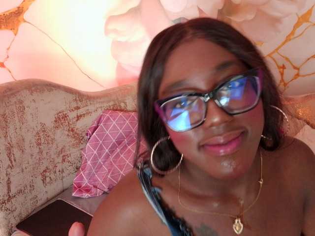 nylaroyale live cam on BongaCams