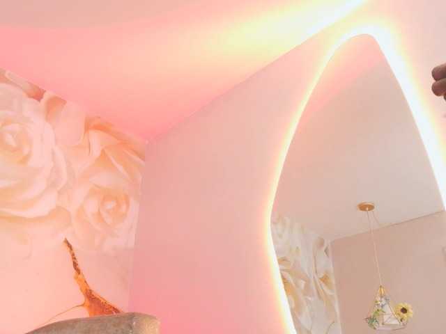 nylaroyale live cam on BongaCams