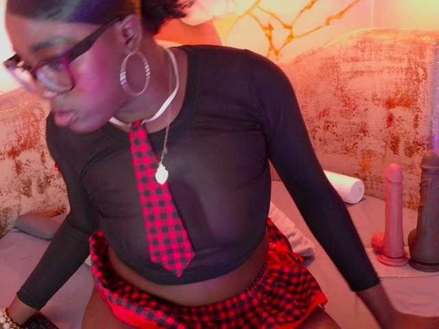 nylaroyale live cam on BongaCams