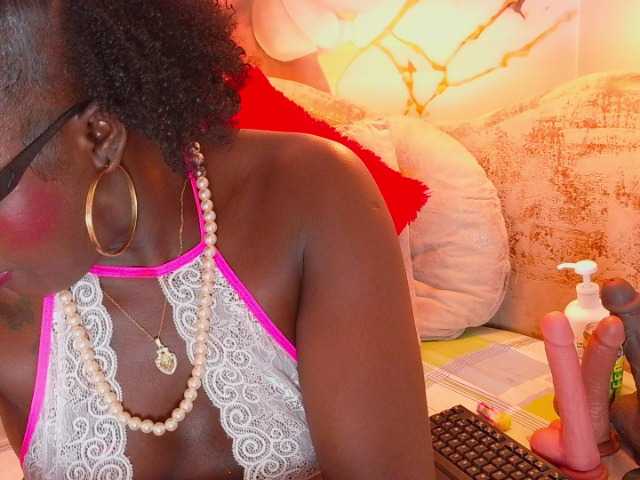 nylaroyale live cam on BongaCams