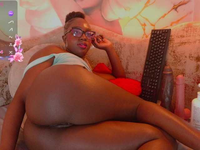 nylaroyale live cam on BongaCams