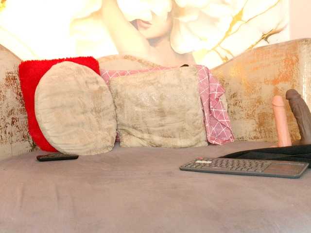 nylaroyale, en directo ahora en BongaCams