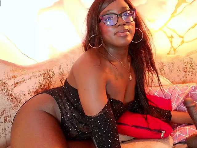 nylaroyale live cam on BongaCams