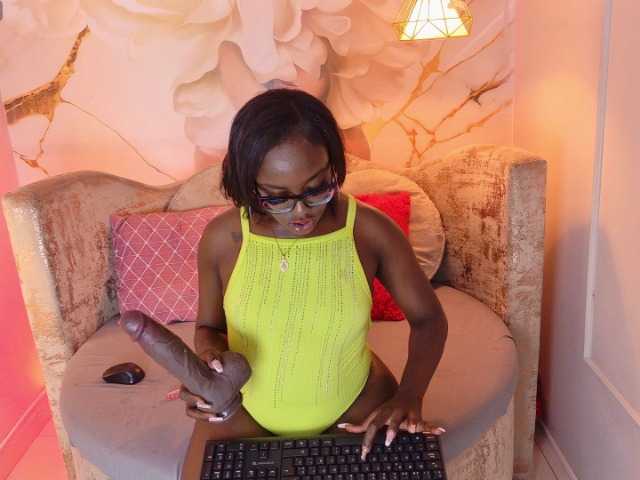 nylaroyale live cam on BongaCams