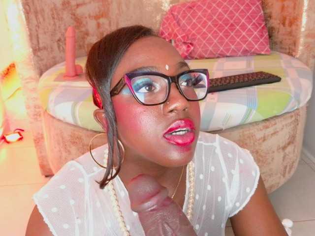 nylaroyale live cam on BongaCams