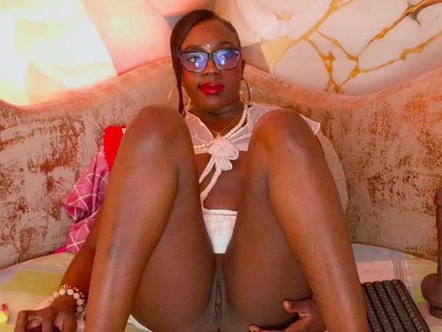 nylaroyale live cam on BongaCams