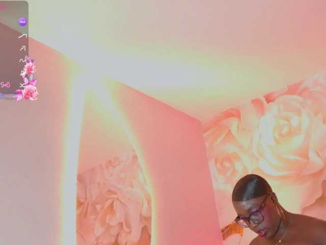 nylaroyale live cam on BongaCams