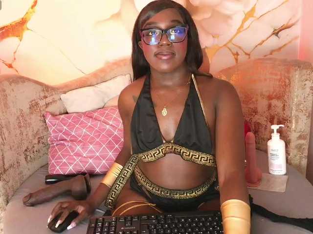 nylaroyale live cam on BongaCams