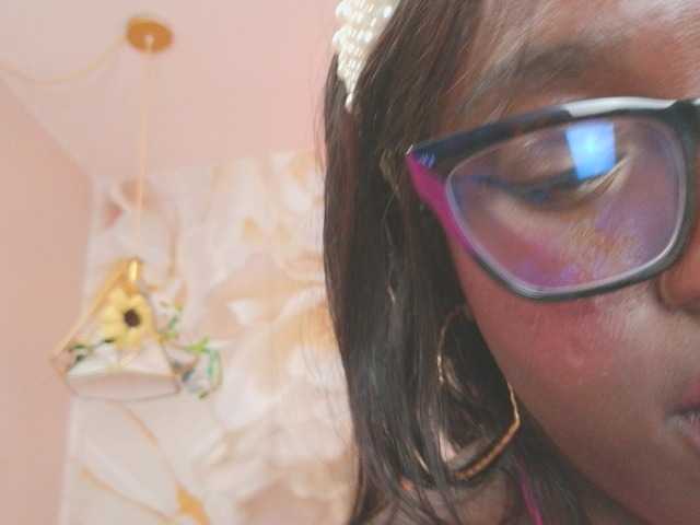nylaroyale live cam on BongaCams
