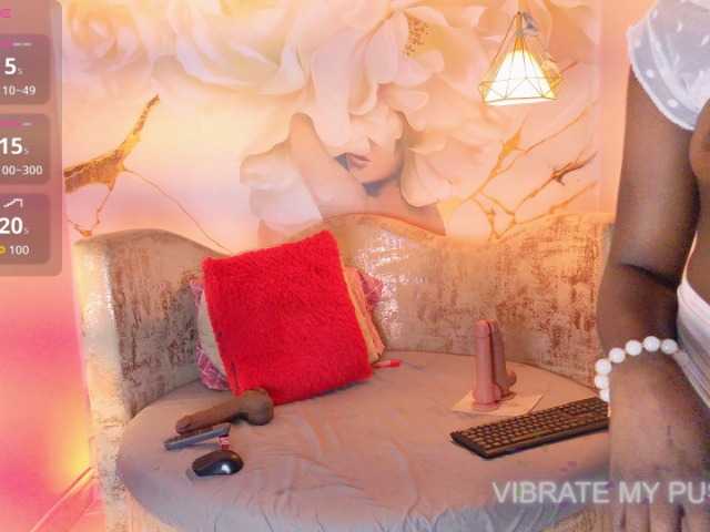 nylaroyale live cam on BongaCams