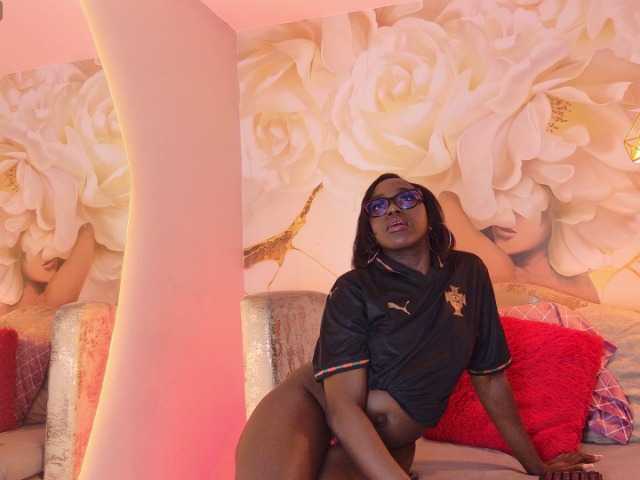 nylaroyale live cam on BongaCams