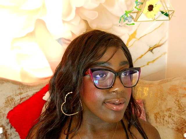 nylaroyale live cam on BongaCams