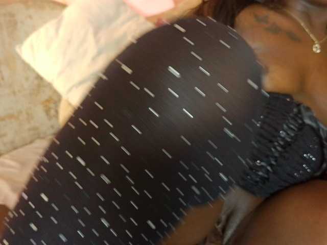 nylaroyale live cam on BongaCams