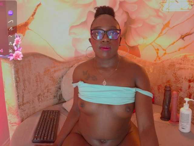nylaroyale live cam on BongaCams
