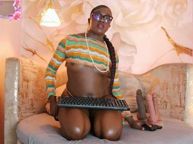 nylaroyale live cam on BongaCams